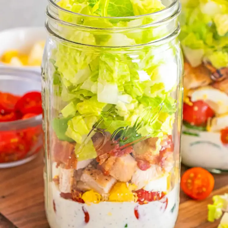 Mason Jar Cobb-Salat Mit Gegrilltem Hähnchen