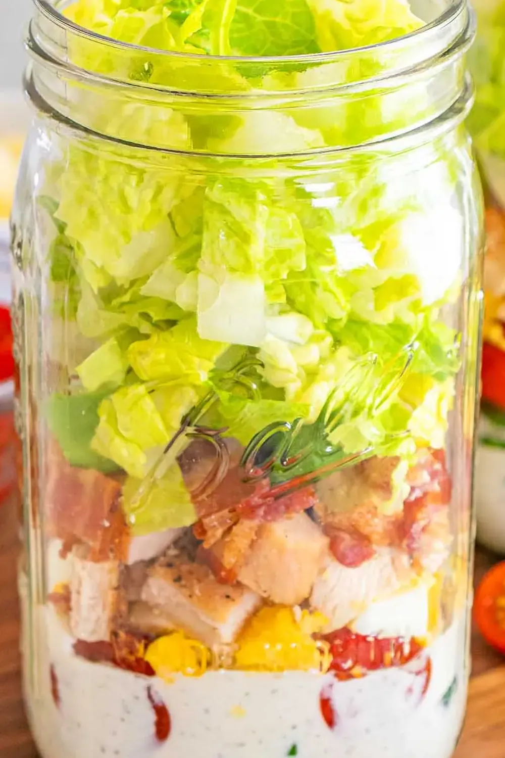 Mason Jar Cobb-Salat mit gegrilltem Hähnchen